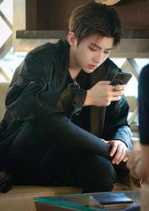 蔡徐坤陈伟霆最新爆料,揭秘娱乐圈幕后真相  第1张